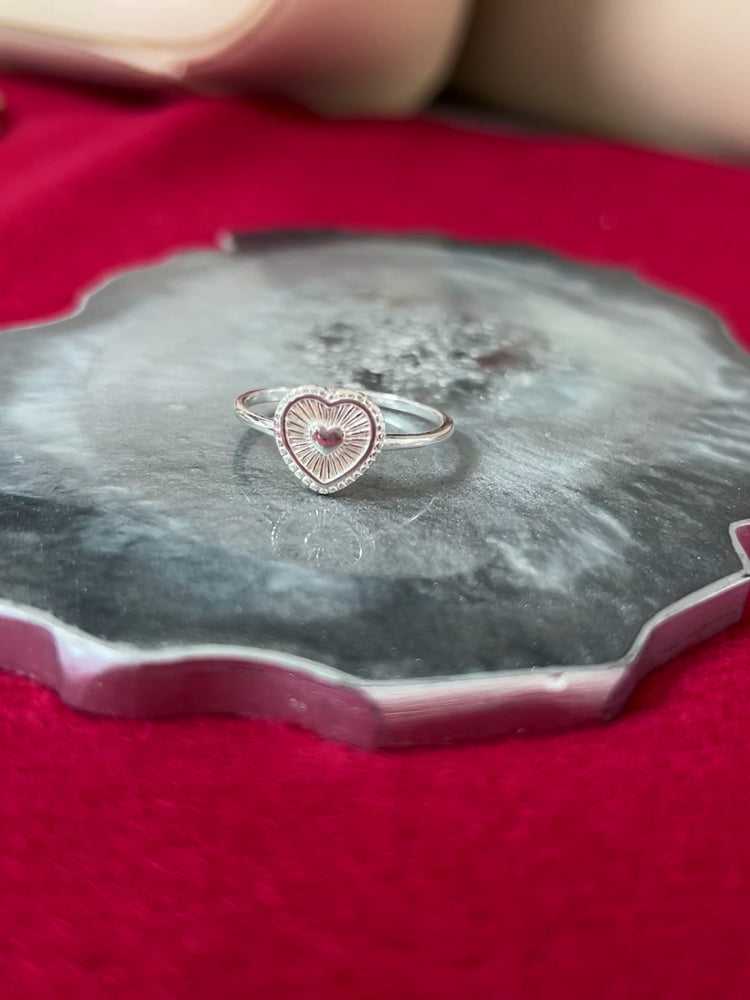 
            
                Load and play video in Gallery viewer, Sterling Silver Sunray Texture Heart Ring
            
        