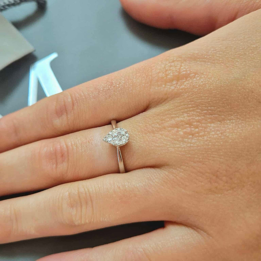 18ct White Gold Pear Shaped Diamond Ring