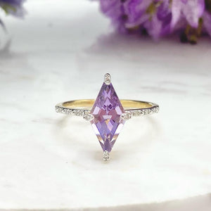 
            
                Load image into Gallery viewer, 9ct Yellow Gold Kite Shaped Amethyst Ring
            
        