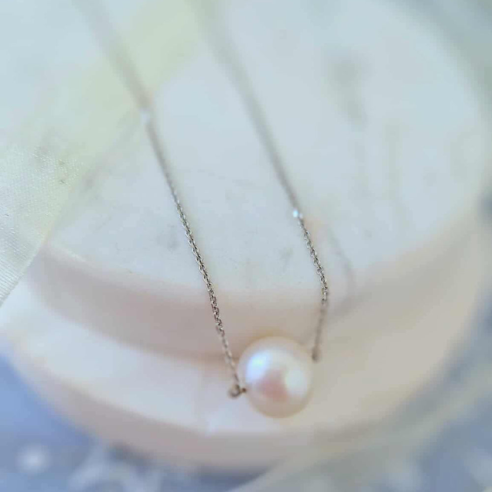 18ct White Gold Station Pearl Pendant and Chain