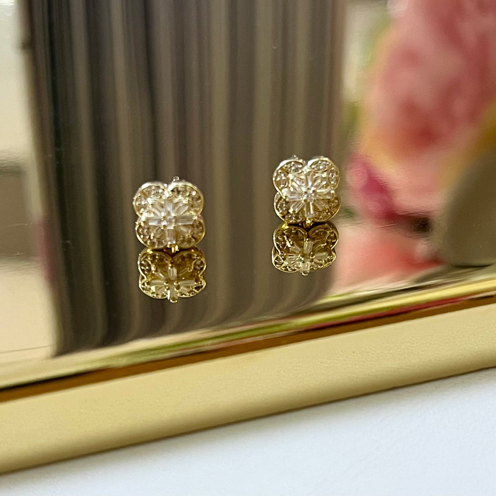 
            
                Load image into Gallery viewer, 9ct Gold Flower Stud Earrings
            
        