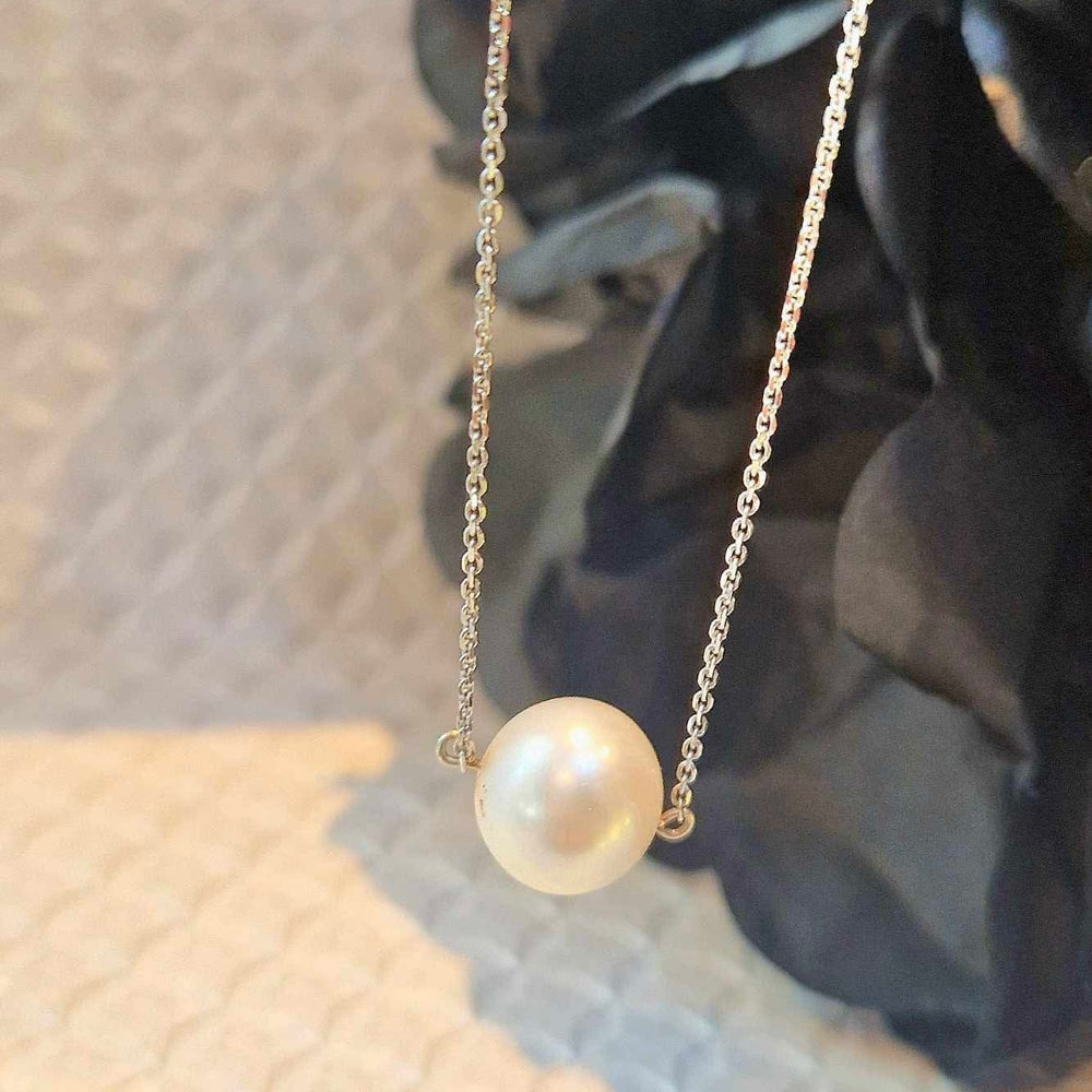 18ct White Gold Station Pearl Pendant and Chain