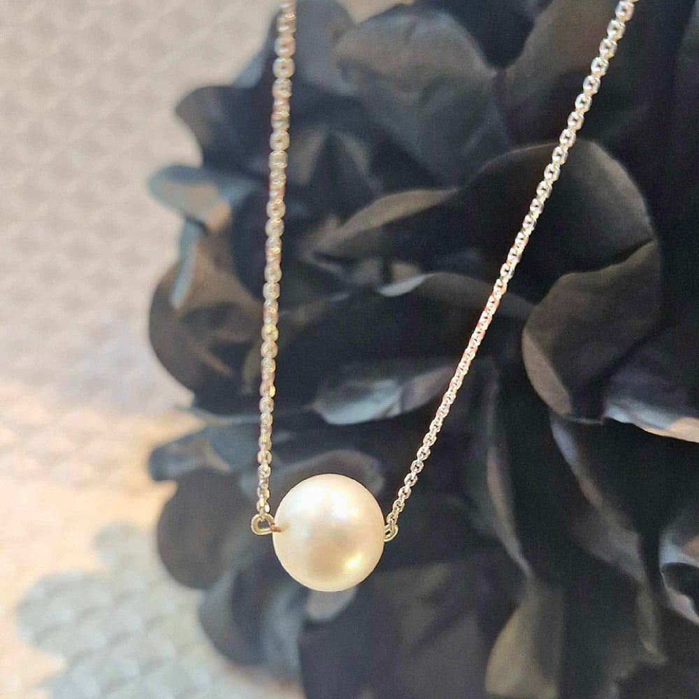 18ct White Gold Station Pearl Pendant and Chain