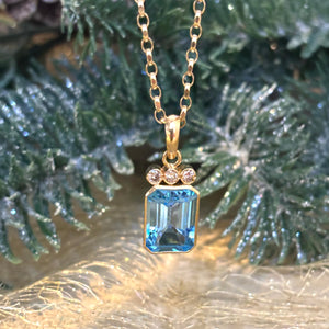 18ct Yellow Gold Blue Topaz and Diamond Pendant