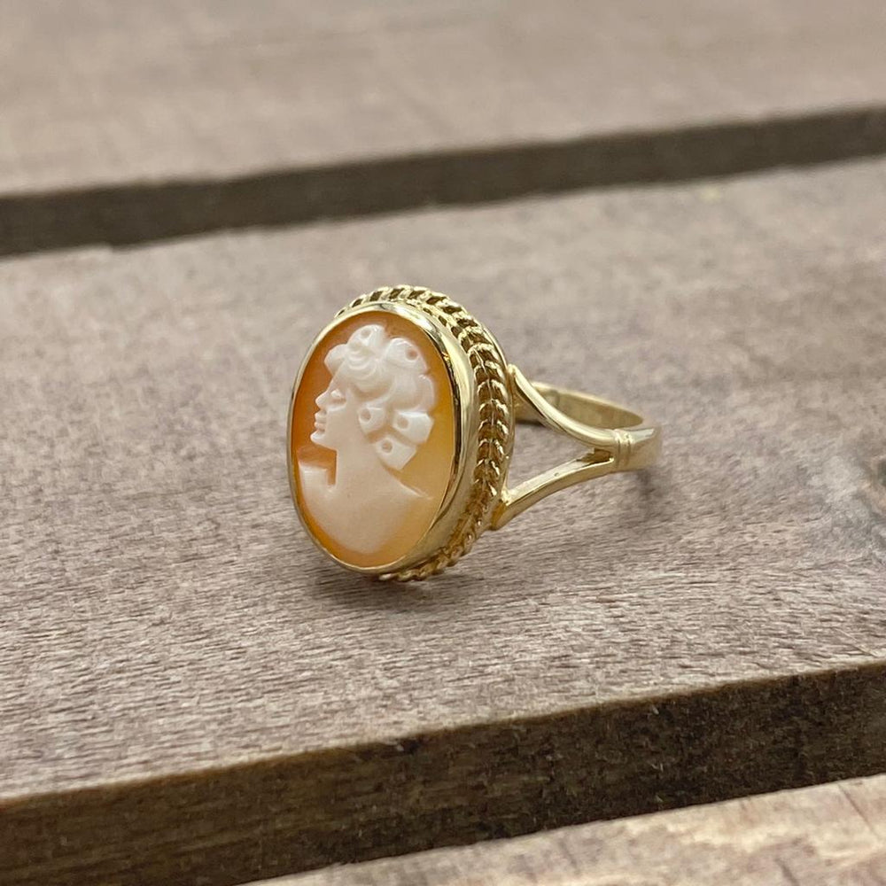 
            
                Load image into Gallery viewer, 9ct Yellow Gold Cameo Ring
            
        