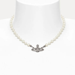 
            
                Load image into Gallery viewer, Vivienne Westwood | Mini Bas Relief Pearl Choker
            
        