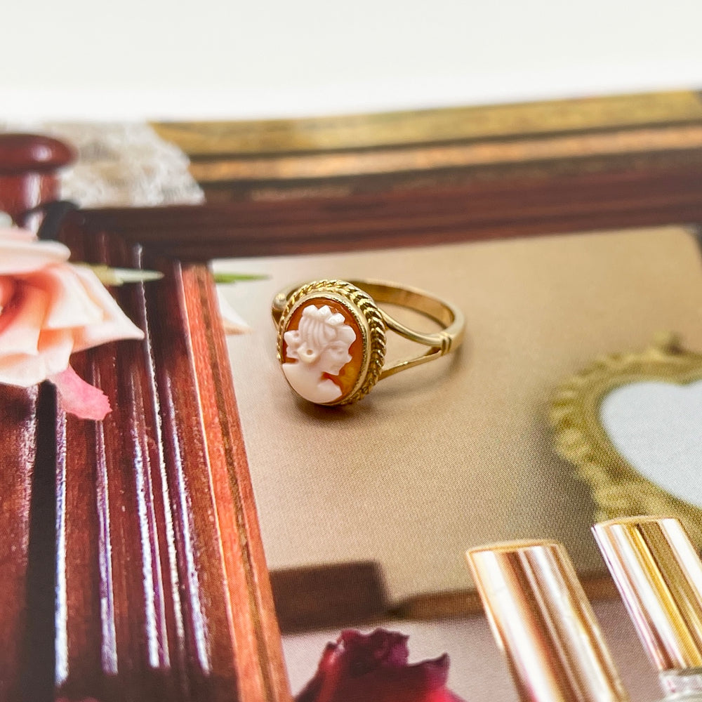 
            
                Load image into Gallery viewer, 9ct Yellow Gold Cameo Ring
            
        